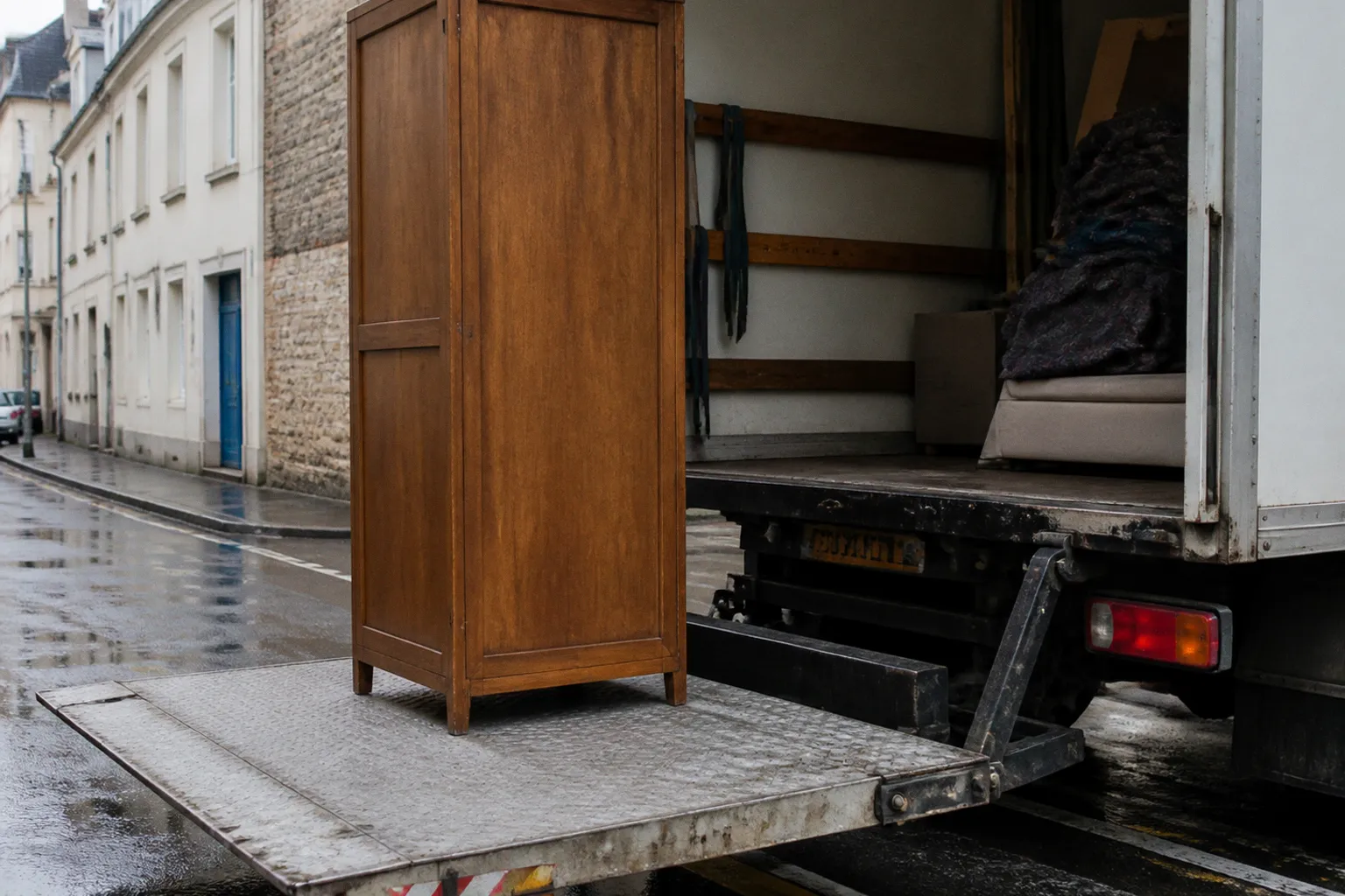 Camion avec ou sans hayon : quelle option pour vos meubles ?