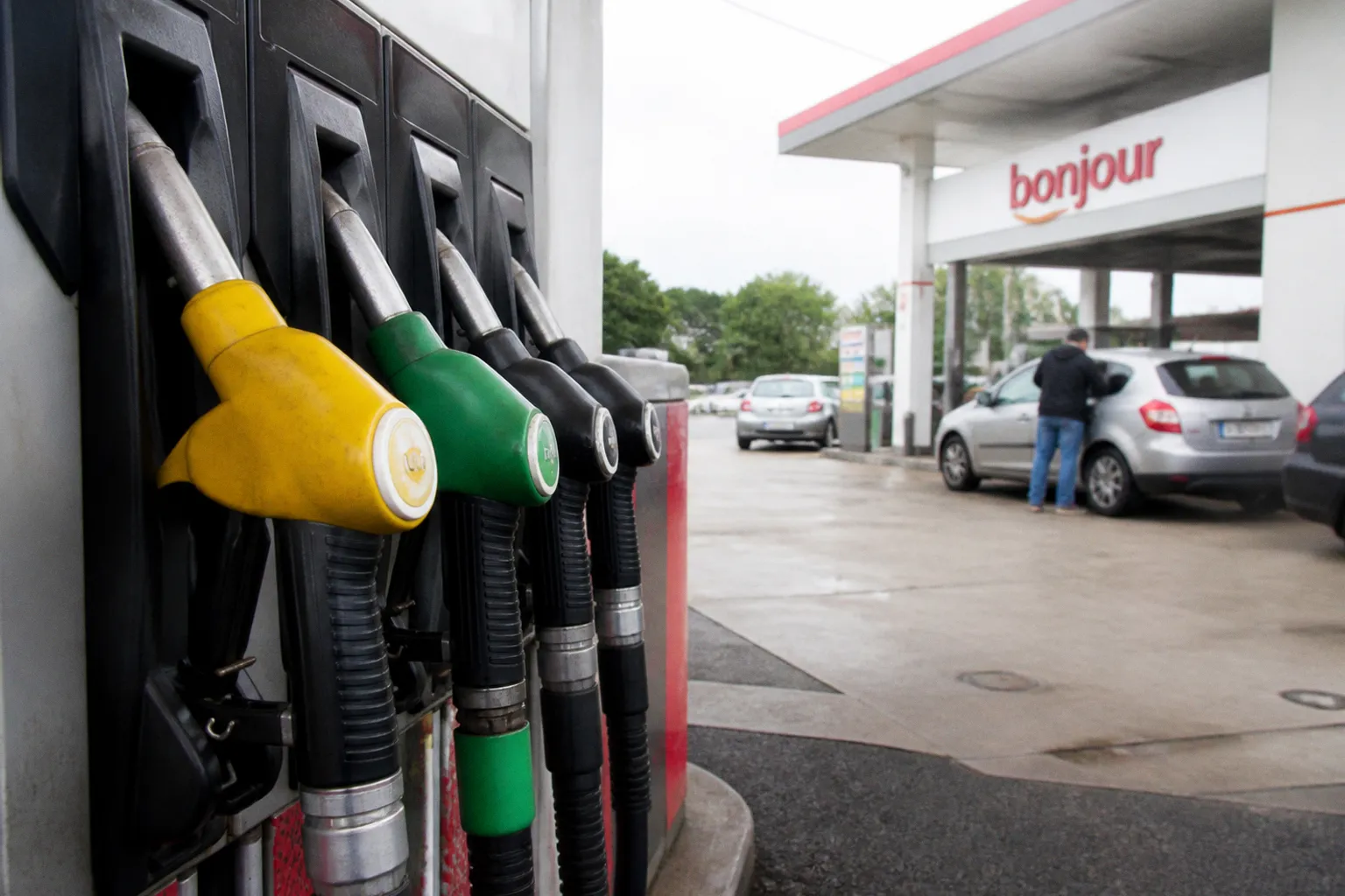 Carburant moins cher à l'étranger : faut-il vraiment faire le détour ?