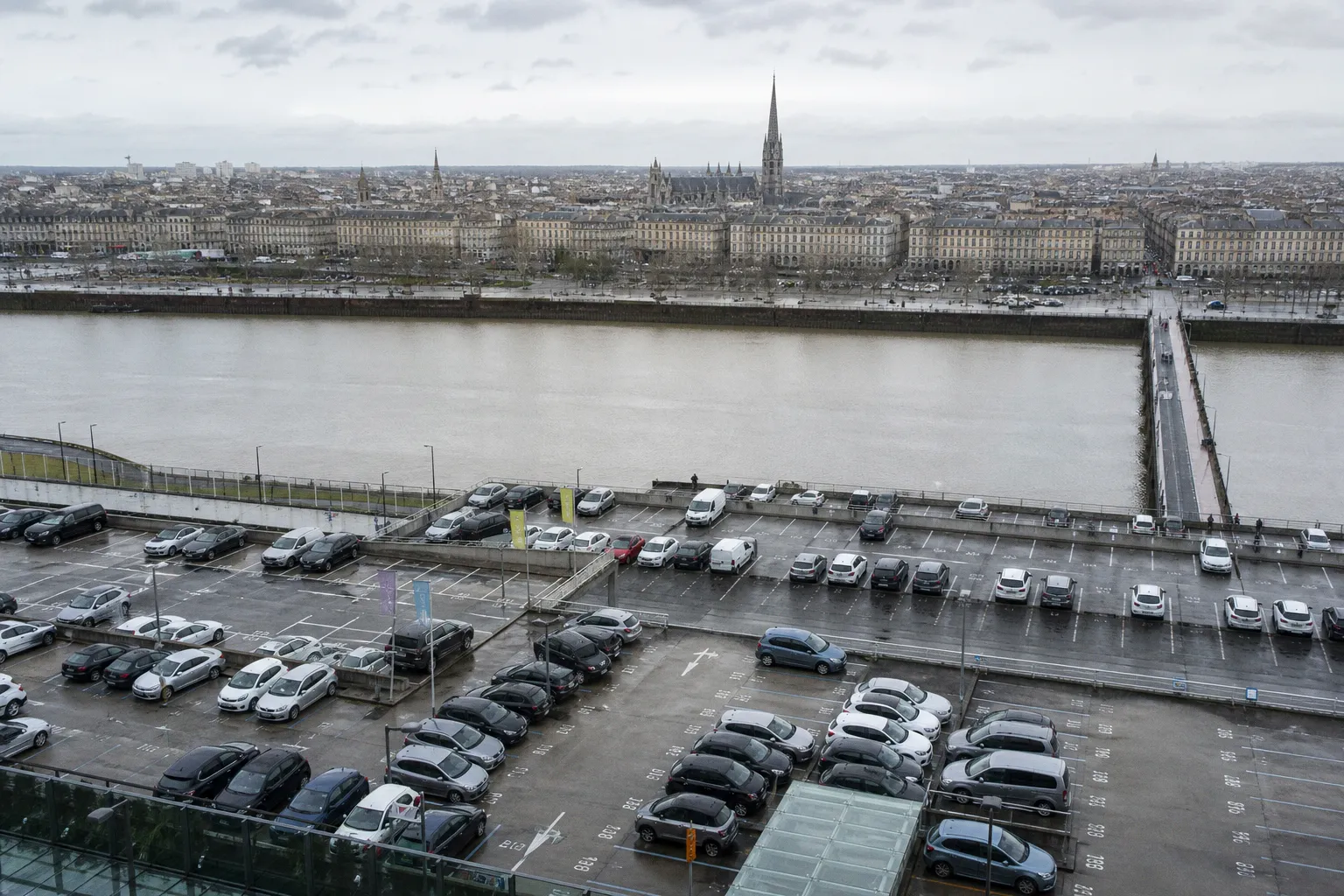 Location de voiture à Bordeaux : guide pratique