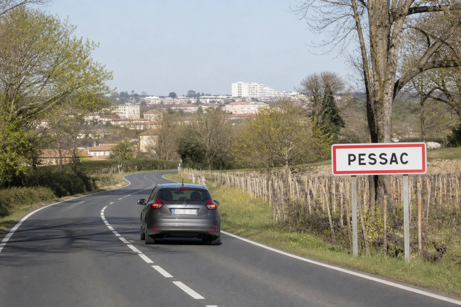 Location de voiture à Pessac : guide pratique et conseils