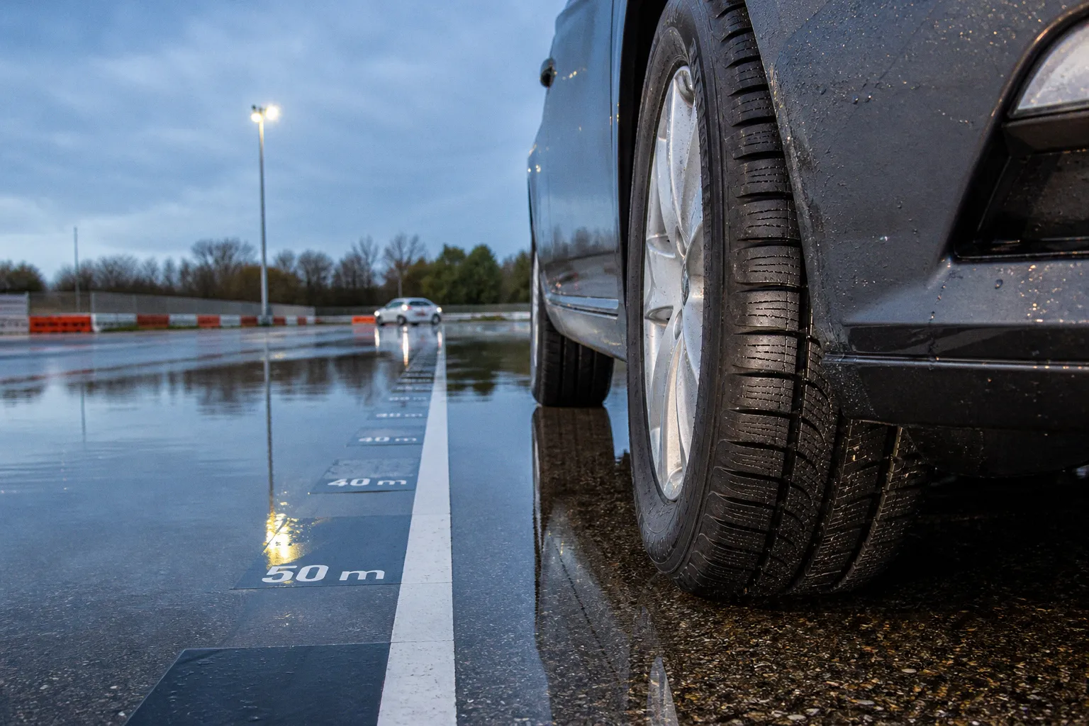 Pneus usés à la limite légale : notre test d'aquaplaning