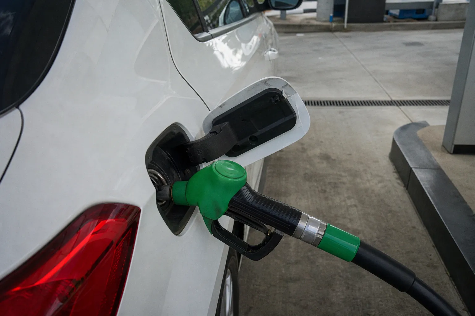 Politique carburant en location : notre verdict sur les choix