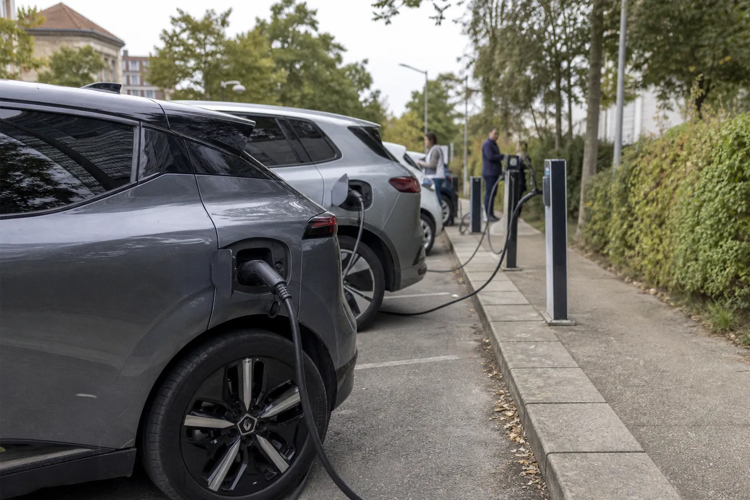 Quelle carte de recharge pour voiture électrique faut-il choisir pour voyager cet été ?