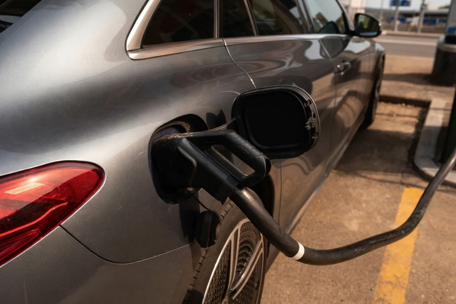 Vacances en voiture électrique : faut-il craindre la saturation des bornes sur autoroute ?