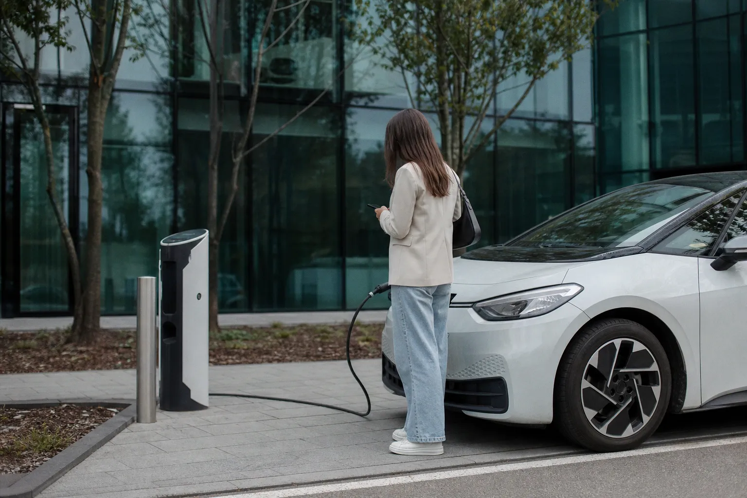 Voitures électriques : pourquoi le prix réel baisse malgré l'envolée des tarifs